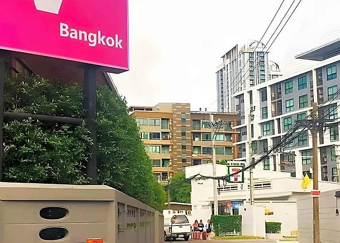 V - Mrt Huai Khwang Hotel