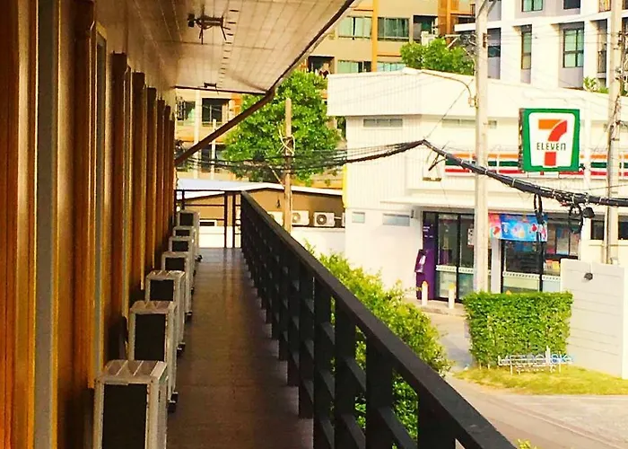 Hotel V - Mrt Huai Khwang 3*